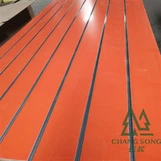 Como expor livros em MDF de parede com fenda em uma biblioteca?